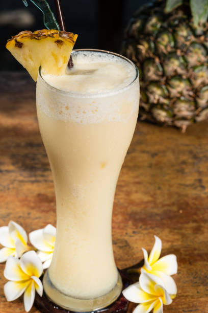 パイナップル ミルクセーキ ガラス テーブルの上で - pineapple milkshake ストックフォトと画像