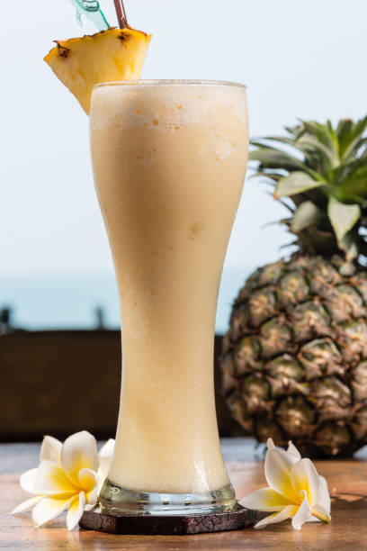 ананасовый молочный коктейль в стакане на столе - pineapple milkshake стоковые фото и изображения