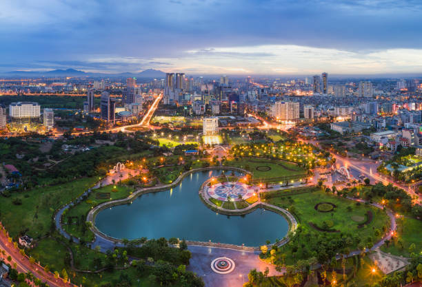 hanói skyline paisagem da cidade no período crepúsculo. parque cau giay, a oeste de hanói - vietnam asia hanoi street - fotografias e filmes do acervo
