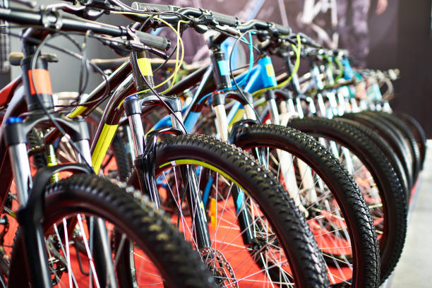 современные горные велосипеды в спортивном магазине - bicycle racing bicycle vehicle part gear стоковые фото и изображения