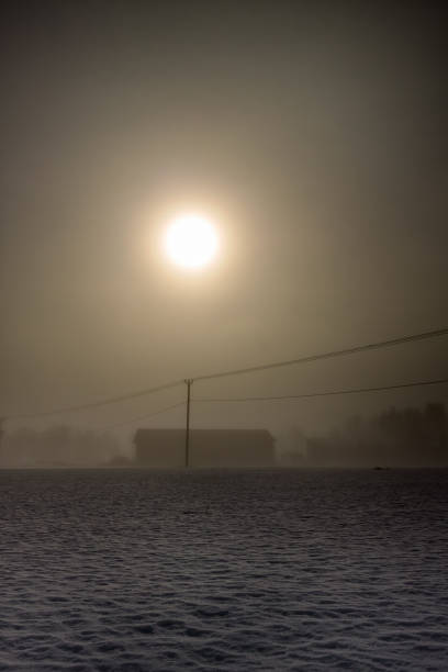 luce del sole attraverso la nebbia - winter finland agriculture barn foto e immagini stock