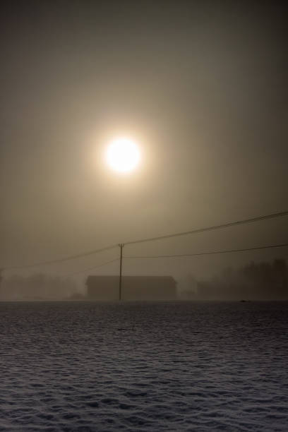 солнечный свет сквозь туман - winter finland agriculture barn стоковые фото и изображения