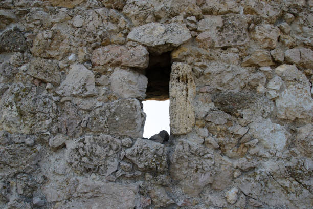 окно замка в каменной стене - jerusalem old city israel wall castle стоковые фото и изображения