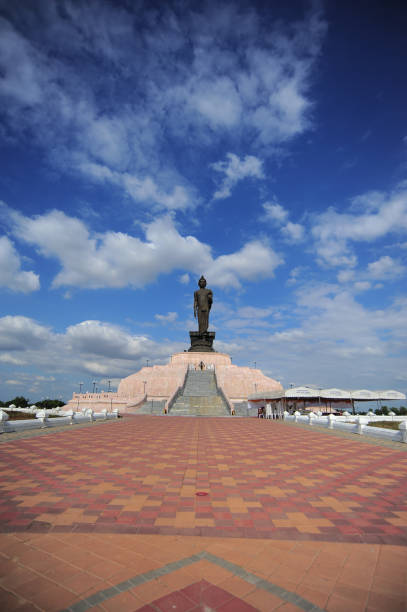 imagen del stand de buda es el símbolo de la paz budismo y la religión de tailandia en el día azul de la nube cielo de fondo prepararse para adorar la ubicación al aire libre - buddhist puja fotografías e imágenes de stock