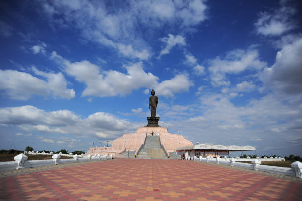 imagen del stand de buda es el signo del símbolo paz budismo y religión de tailandia en día de fondo de cielo azul nube preparar lugar al aire libre culto - buddhist puja fotografías e imágenes de stock