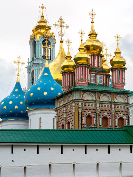 sergiev posad, monastero della trinità di san sergii - surrounding wall sky river dome foto e immagini stock