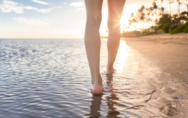 camminare sulla spiaggia - one person beautiful barefoot beach foto e immagini stock