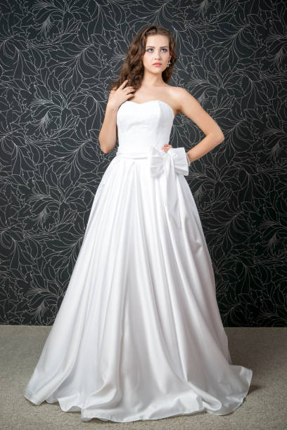 belle mariée, jeune femme dans la robe blanche de mariage - wedding dress wedding domestic room bride photos et images de collection