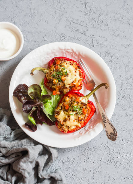 quinoa recheadas de pimentão assado. conceito de comida de dieta vegetariana saudável. vista superior - stuffed pepper stuffed bell pepper pepper - fotografias e filmes do acervo