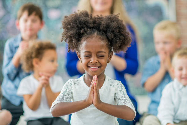 apprentissage à prier - praying joy indoors lifestyles photos et images de collection