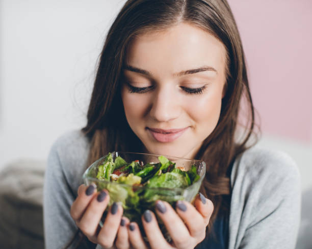 istock Young woman preparing healhty salad 642473100