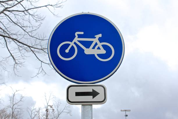 istock BIKE LANE SIGN 642497878