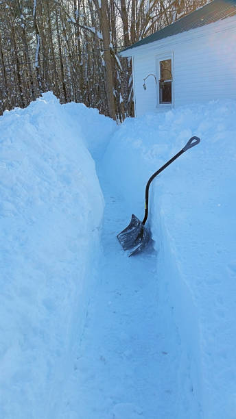 istock SNOWSHOVEL RESTS AGAINST DEEP SNOW 642505682