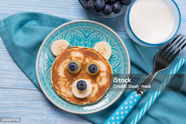 Lustige Pfannkuchen In Eine Form Von Teddybären Essen Für Kinder Idee Ansicht Von Oben Stockfoto und mehr Bilder von Kind