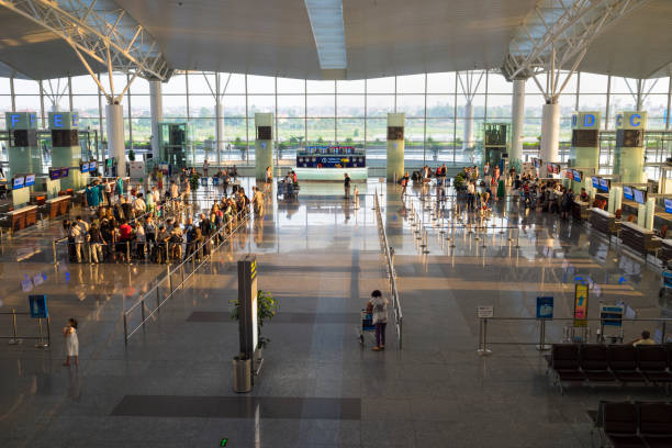 hanoi, vietnam - 12 de julio de 2015: vista panorámica del aeropuerto internacional hall of noi bai, el aeropuerto más grande del norte de vietnam, ha abierto oficialmente una nueva terminal llamada terminal 2 (t2) en diciembre de 2014 - named airline fotografías e imágenes de stock