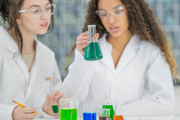 istock Observing Solvents in Chemistry 642525100