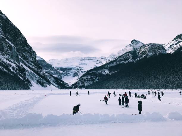 férias de inverno  - ice hockey ice team canada - fotografias e filmes do acervo