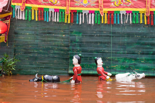 一般的なベトナム水人形劇ショー - puppeteer ストックフォトと画像