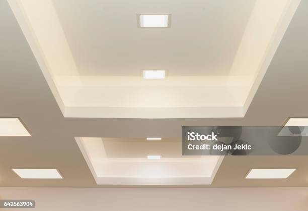 Photo libre de droit de Modernes De Plafond banque d'images et plus d'images libres de droit de Plafond - Plafond, Équipement d'éclairage, Illumination