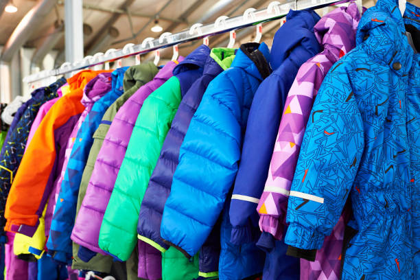 chaqueta deportiva para niños de invierno en percha en la tienda - shirt hanger hanging blue fotografías e imágenes de stock