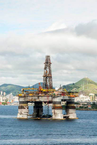 brasile - piattaforma petrolifera nella baia di guanabara - rio de janeiro - floating oil production platform foto e immagini stock