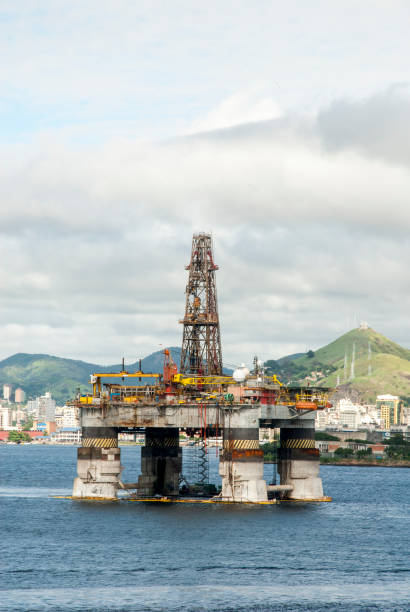 бразилия - нефтяная рига в заливе гуанабара - рио-де- - oil rig brazil oil industry petroleum стоковые фото и изображения