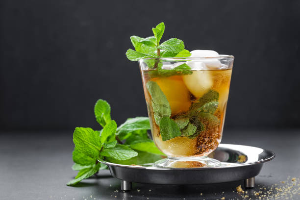 mint julep cocktail mit bourbon, eis und minze in glas - glass ice tonic water frozen stock-fotos und bilder