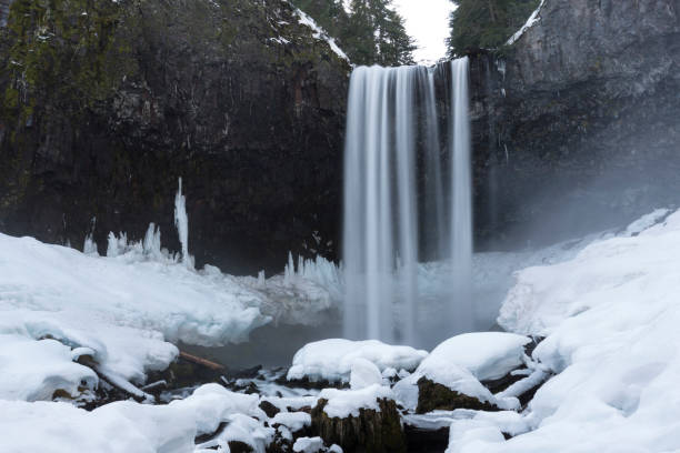 istock Tamanawas Falls in Winter 642673976