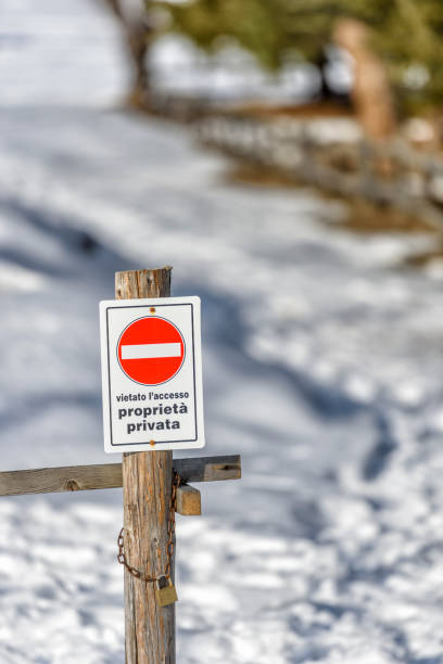 istock Stop, private property sign close up 642709166