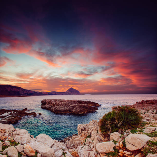 la mer et cap milazzo. l'italie. - santas cap photos et images de collection