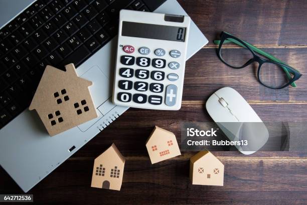 Holzhaus Papierhaus Taschenrechner Gläser Und Notebook Notizbuch Auf Holztisch Hintergrund Mit Textfreiraum Immobilienkonzept Neues Hauskonzept Finanzierungdarlehenbusinesskonzept Stockfoto und mehr Bilder von Hypothek