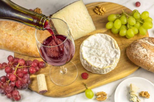 vino tinto, queso, pan y uvas en la degustación - par fotografías e imágenes de stock