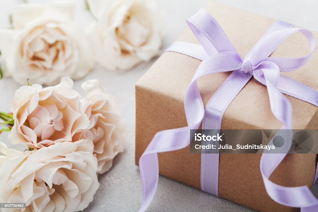 誕生日、女性や母の日のプレゼントにバラの花。 - 贈り物のロイヤリティフリーストックフォト 誕生日、女性や母の日のプレゼントにバラの花。 - 贈り物のロイヤリティフリーストックフォト