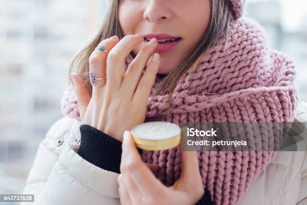 Cuidado De Los Labios Foto de stock y más banco de imágenes de Invierno - Invierno, Labios - Boca humana, Cuidado de la piel