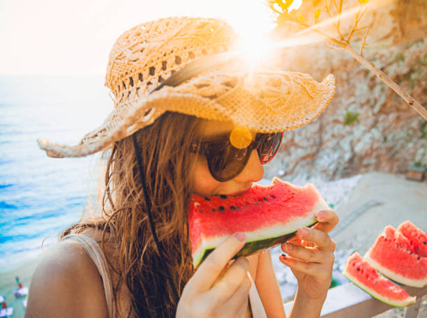 se restaurer et profiter de la pastèque - watermelon fruit healthy eating snack photos et images de collection