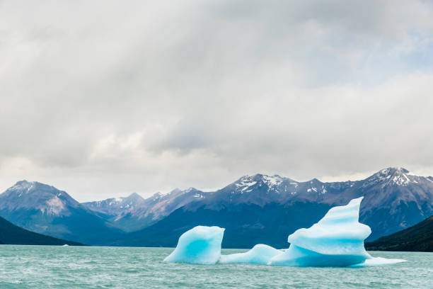 iceberg azul grande no glaciar perito moreno. parque nacional los glaciares. patagônia, argentina - glacier moreno glacier iceberg argentina - fotografias e filmes do acervo