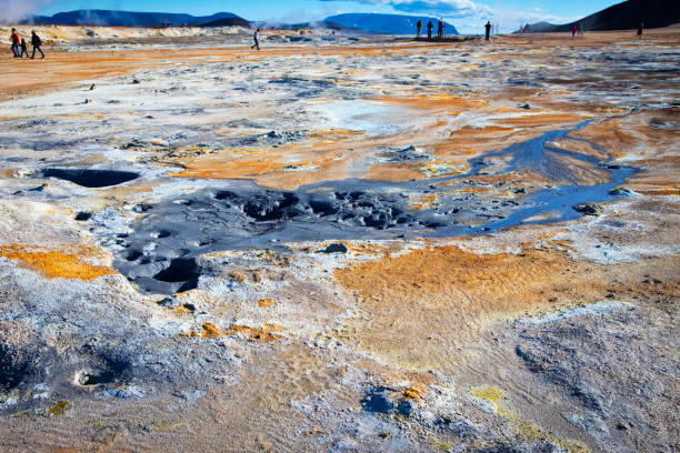 boiling boue, hverir, islande - sulphur landscape fumarole heat photos et images de collection