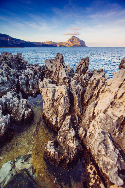 la mer et cap milazzo. l'italie. - santas cap photos et images de collection