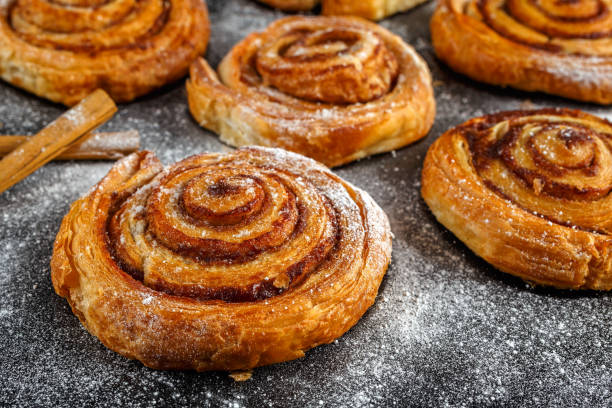freshly baked traditional sweet cinnamon rolls, swirl - pastry danish pastry bread pastry crust imagens e fotografias de stock