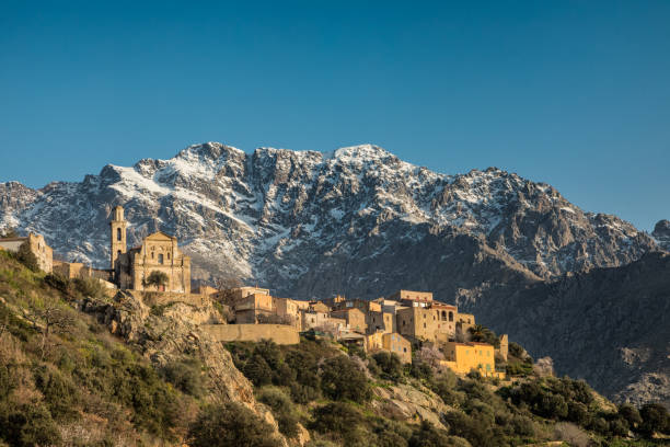 village de montemaggiore et monte grosso en corse - balagne photos et images de collection