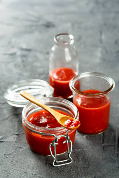hausgemachter ketchup - vinegar bottle herb white stock-fotos und bilder