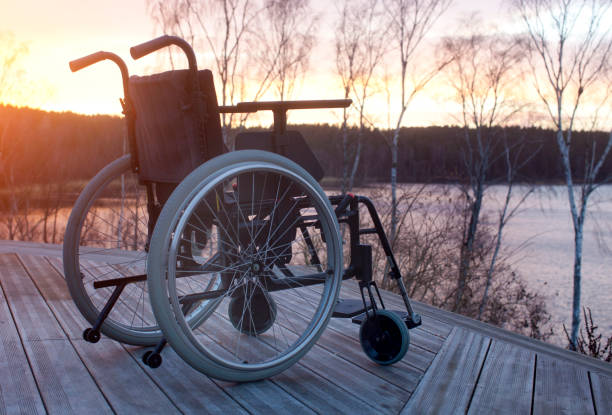 cadeira de rodas vazia - physical impairment wheelchair disabled accessibility imagens e fotografias de stock