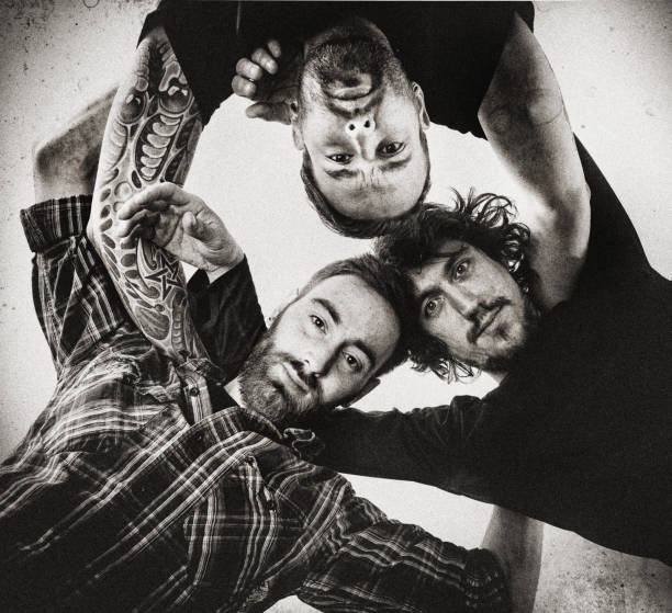 rock müzisyenleri portre - rock grubu stok fotoğraflar ve resimler