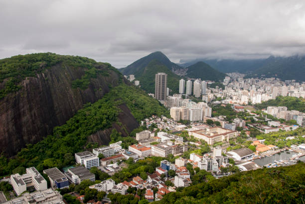 リオ ・ デ ・ ジャネイロ ボタフォゴの入り江観 - rio de janeiro guanabara bay residential structure urca ストックフォトと画像