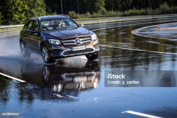 Híbrido De Mercedesbenz Glc Foto de stock y más banco de imágenes de Mercedes-Benz - Marca comercial - Mercedes-Benz - Marca comercial, Conducir, Mojado