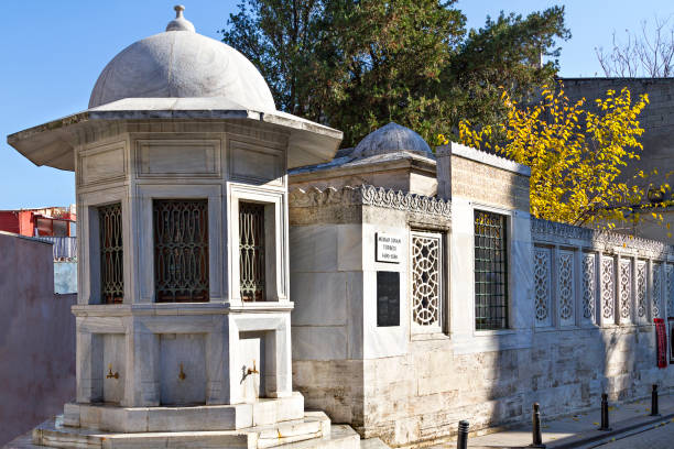 istanbul, turquie - 18 novembre 2015 : mausolée de ottoman architecte sinan connaît aussi comme mimar sinan et sa fontaine à istanbul, en turquie. - istanbul surrounding wall suleymanie mosque turkey photos et images de collection