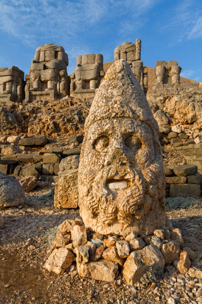 adiyaman, türkei - 28. oktober 2014: statuen oben auf dem berg nemrut, auch bekannt als nemrut dagh bei sonnenaufgang, in adiyaman, türkei. statuen wurden im 1. jahrhundert v. chr. von könig antiochus von kommagene gebaut. - nemrud dagh mountain turkey history stock-fotos und bilder