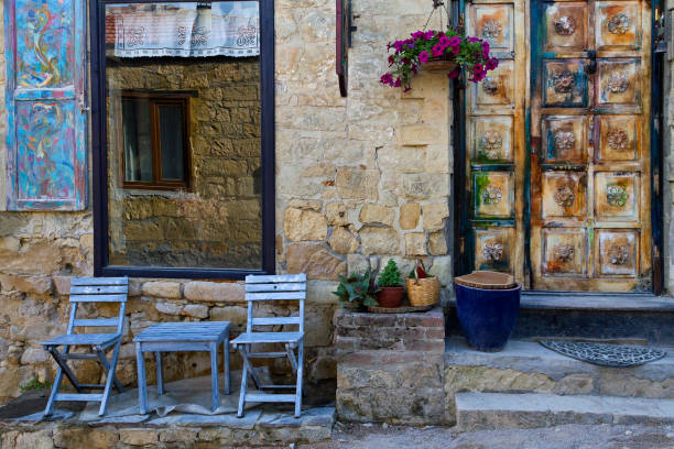 casa villlage colorata nel villaggio di yesilyurt, egeo settentrionale, turchia - ayvacık foto e immagini stock