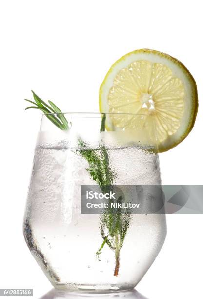 Glas Mit Alkoholischen Drink Mit Limette Und Eis Stockfoto und mehr Bilder von Gin - Gin, Freisteller – Neutraler Hintergrund, Gin Tonic