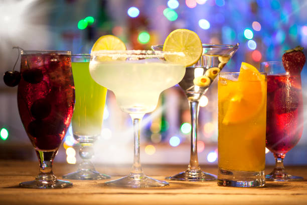 sertie de différents cocktails - cocktail alcohol red martini glass photos et images de collection